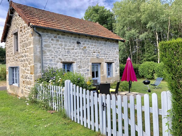 Maison en pierre du pays avec sa terrasse en bois plein sud