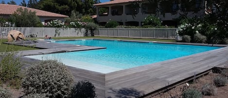 PISCINE EXCEPTIONNELLE AVEC PLAGE D'ACCUEIL POUR LES BÉBÉS