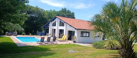 Villa contemporaine 200m² avec jardin clos 2500m² et piscine chauffée sécurisée