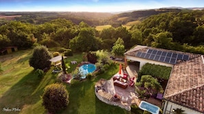 Villa Magarre - Vue extérieur en drone - Grand jardin - Piscine chauffée - Spa - Terrasse avec salon de jardin - Plancha - Brasero