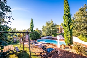 Heated swimming pool (May to October, weather permitting) - sun loungers - parasols - terrace - pool games 