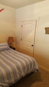 3 BEDROOM, 2.5  BATH, GARAGE,  AC, W/D, WiFi 