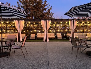 Extra large luxurious cabana area too unwind and enjoy the views 