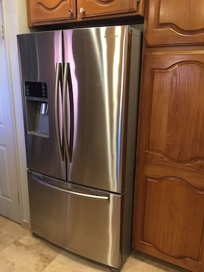 Stainless Refrigerator With Water And Ice In The Door