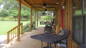 Front Porch...relax in the East Texas Pineywoods