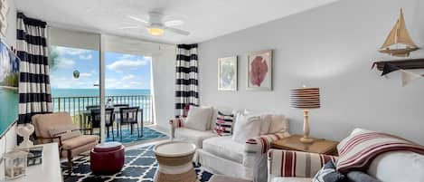 Family room with seating for whole family. View of the Gulf. Smart TV. 