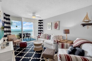 Family room with seating for whole family. View of the Gulf. Smart TV. 