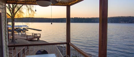 Relax on our deck and enjoy the sunset on the main channel of the lake!