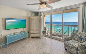 The sound of the waves in the living room gives you nothing but relaxation...