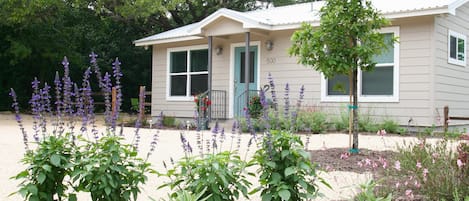 Quaint Cottage in Central Texas Hill Country!