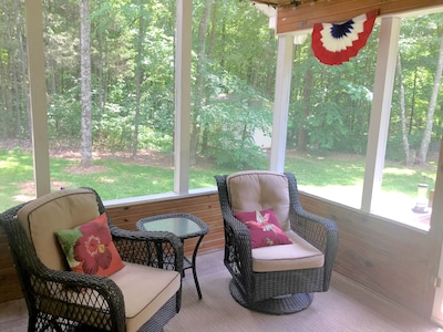 ⭐️Unique, private, cozy⭐️3 mi to Cookeville -King bed, acres of woods
