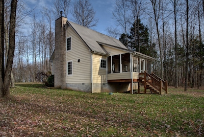 ⭐️Unique, private, cozy⭐️3 mi to Cookeville -King bed, acres of woods