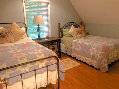 ⭐️Unique, private, cozy⭐️3 mi to Cookeville -King bed, acres of woods