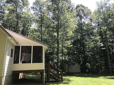 ⭐️Unique, private, cozy⭐️3 mi to Cookeville -King bed, acres of woods