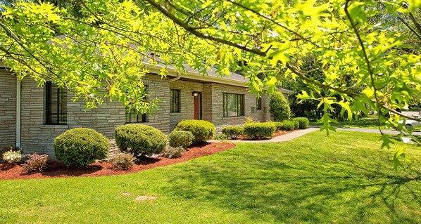 A Rare Find Vacation Home in a Picturesque Historic Nashville Neighborhood. 