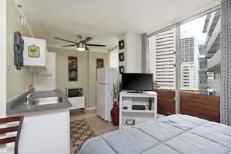 Communal Pool & Deck, Just 1.5 mins from Beach Plus WiFi Included!
