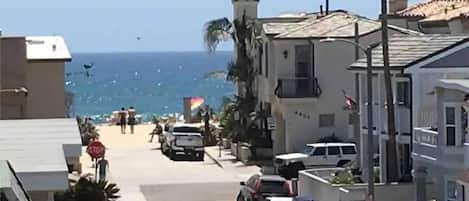 View to the beach and ocean from your private roof terrace. 