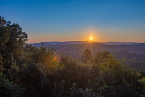 Long range Mountain Views to enjoy the gorgeous sunsets. 