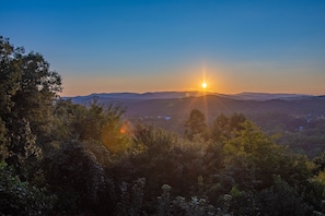 Long range Mountain Views to enjoy the gorgeous sunsets. 