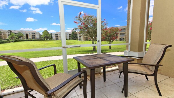 Tranquil screened lanai
perfect for morning coffee or evening beverages.