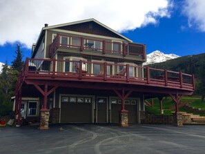 Great large deck for outdoor party