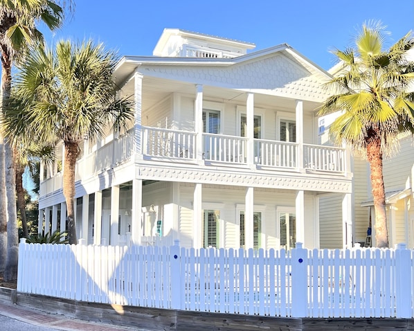 Seahorse Landing Seagrove has it all! Private beach. Private pool. Gulf views.