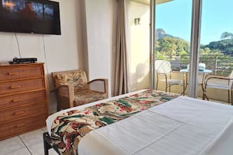 Ocean and Diamond Head view suite w/balcony