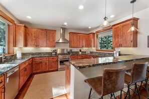 Chef's Kitchen with breakfast bar