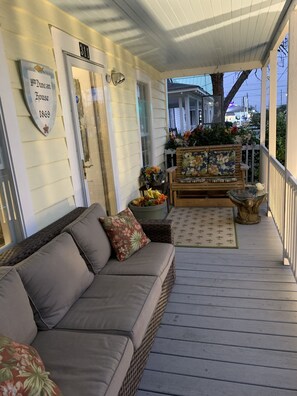 Front porch overlooks historic Courthouse grounds. Two block walk to
Front St 