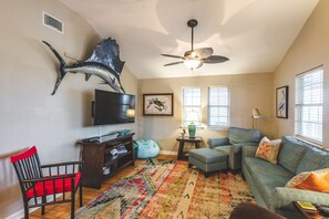 Bright beach decor for the family to gather in the evenings