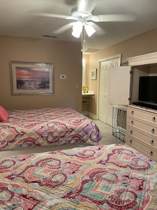 Romantic  Condo,  Gated Pawley’s Plantation.  Professionally cleaned every time!