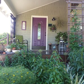  Front entrance to this charming bungalow! Cozy front porch. 