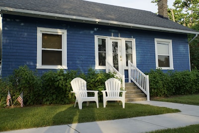 The Blue Pearl. Cozy fun cottage. Short walk to town. Wifi. Central air.