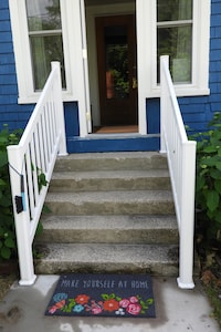 The Blue Pearl. Cozy fun cottage. Short walk to town. Wifi. Central air.