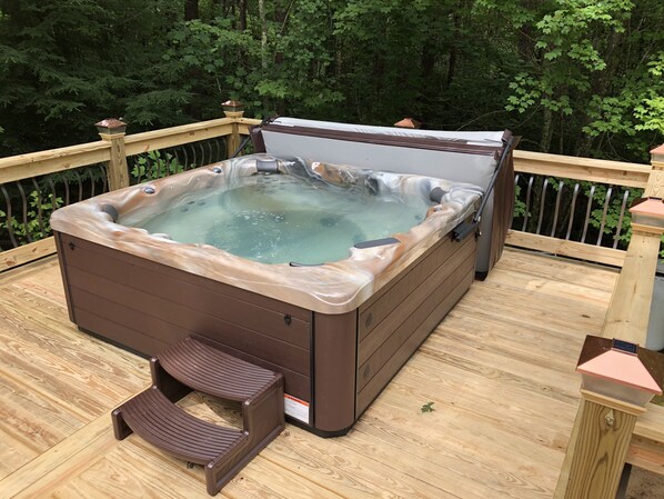 New XL CLEAN HOT TUB!