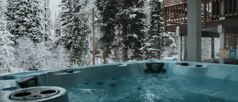 7 person hot tub with 50+ jets & lights!
