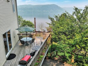 Private deck with fantastic view. 
Weber grill for the BBQ meals.