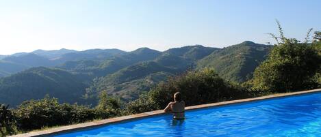 Ospite che si gode il panorama dalla piscina