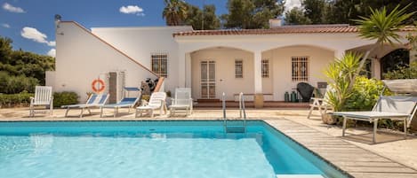 a bordo piscina, la doccia esterna con acqua calda, multicolor sensoriale...