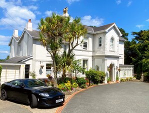 The Muntham Luxury Holiday Apartments in Torquay - parking for all guests