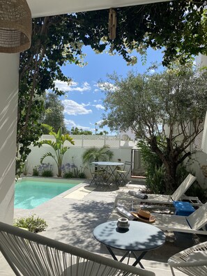 piscine et jardin, coin repas et transats