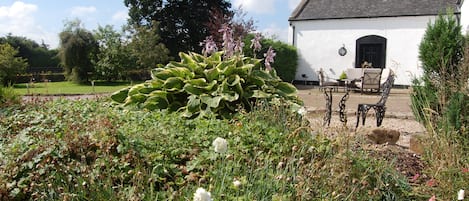 Private enclosed gardens, can take up to 5 vehicles 