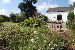 Private enclosed gardens, can take up to 5 vehicles 