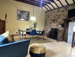 Spacious Dining area for 6