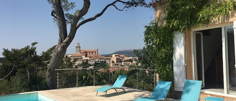 Une vue grandiose sur village et montagne Sainte Victoire 