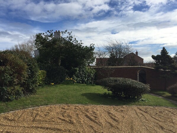 Front of house with gravelled drive