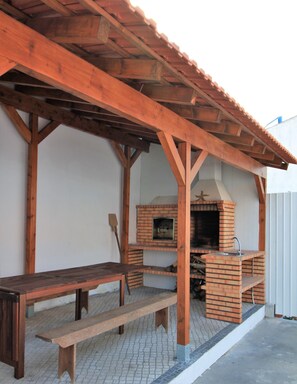 Porch, barbecue and wood oven
