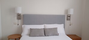 Main Bedroom/dormitorio principal
