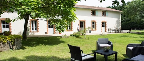 Façade du gîte vue du salon de jardin