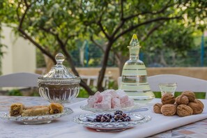 The traditional Cretan welcome!